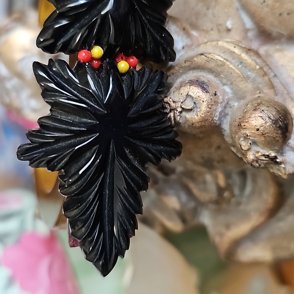 Bakelite Leaf Cuff - Picture 2 of 6